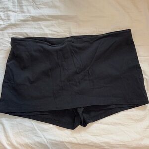 Urban Outfitters silence + noise black mini skirt w/ built in shorts - size L
